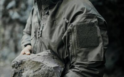 Ochrona przed zimnem w terenie. Jaką kurtkę bojową wybrać na mroźne dni?